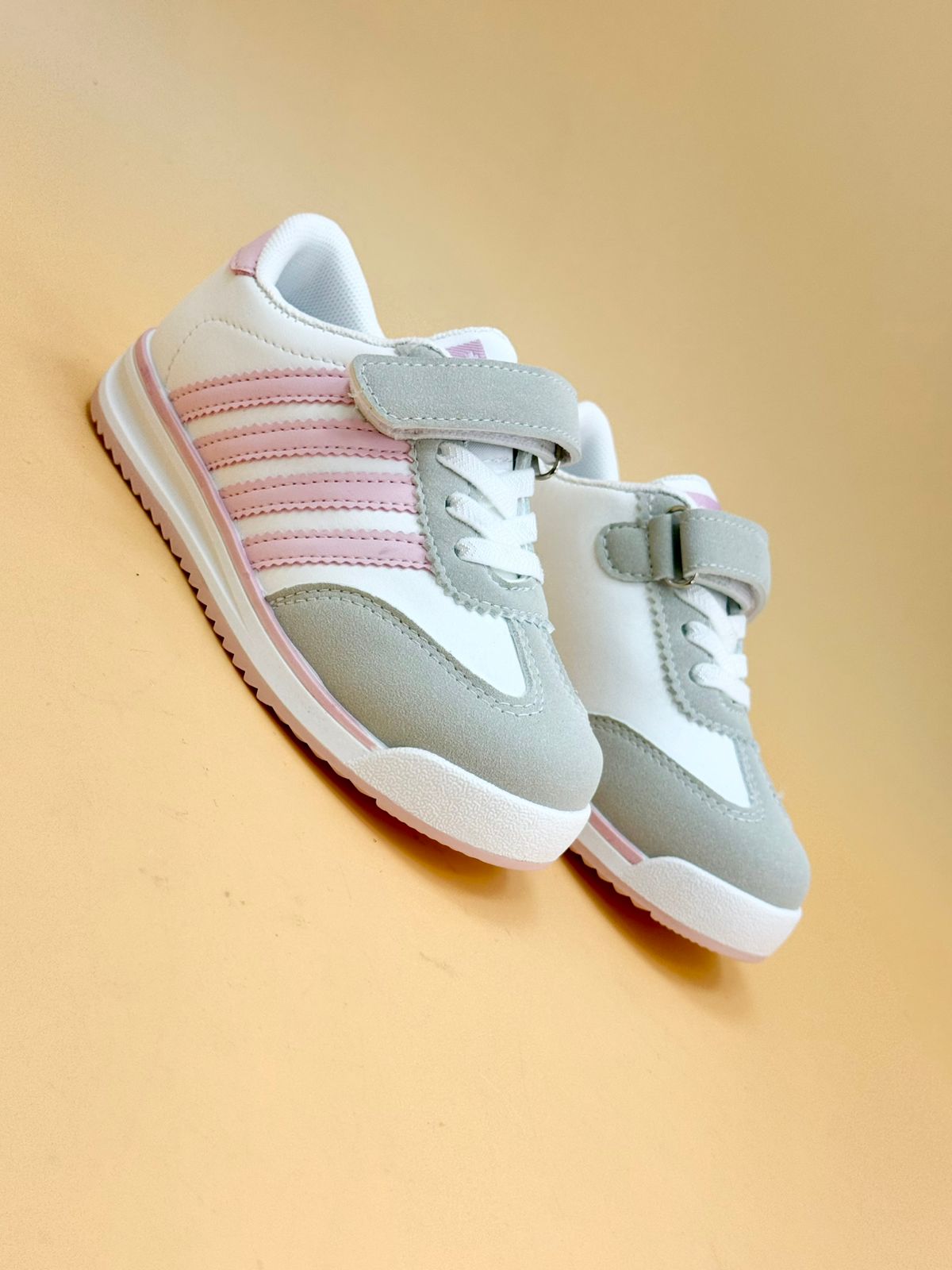 NEW ,  KIDS SHOES SIZE FROM 26 TO 37 K22