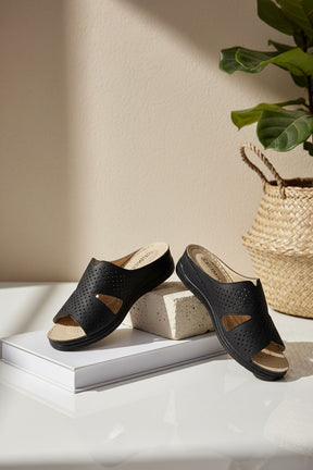NEW ,  WOMEN SLIPPERS W551